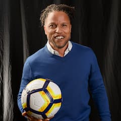 코비 존스와 함께 FIFA 클럽 월드컵™ 경기 관람하기