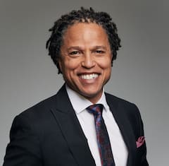 코비 존스와 함께 FIFA 클럽 월드컵™ 경기 관람하기