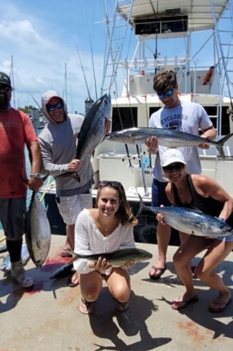 Go live-bait sportfishing aboard a luxury yacht