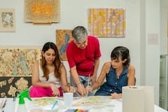 לצייר סחלבים צבעוניים בסטודיו של אמן