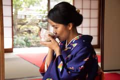 在日本庭园体验抹茶和和三盆制作