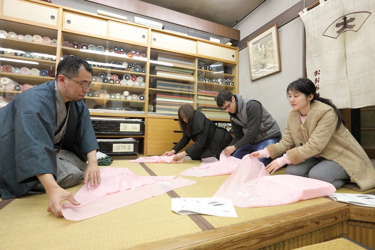 Learn how to use furoshiki wrapping cloth from a long-established kimono shop