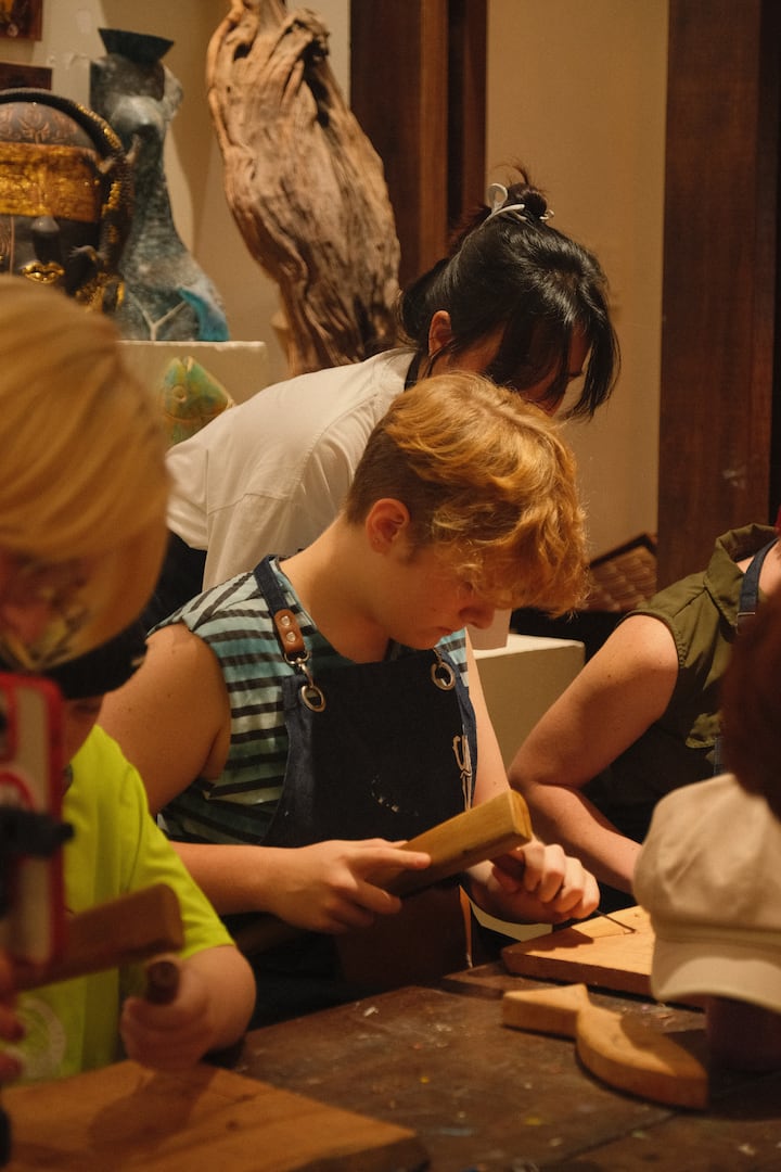 ხის სული: ხეზე კვეთის სახელოსნო ადგილობრივებთან ერთად