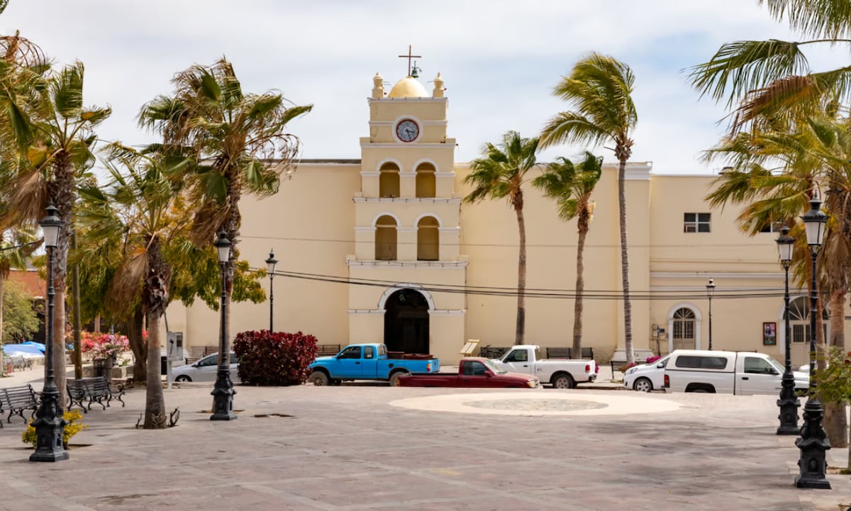Discover art & history in a Todos Santos town tour