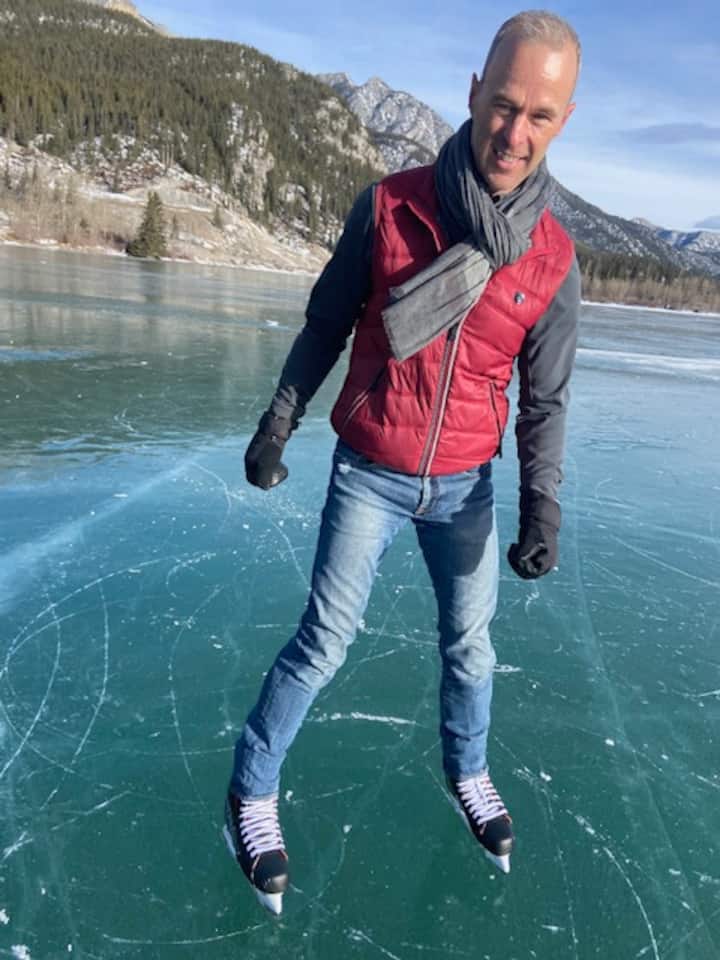 Clase de patinaje en un lago al aire libre