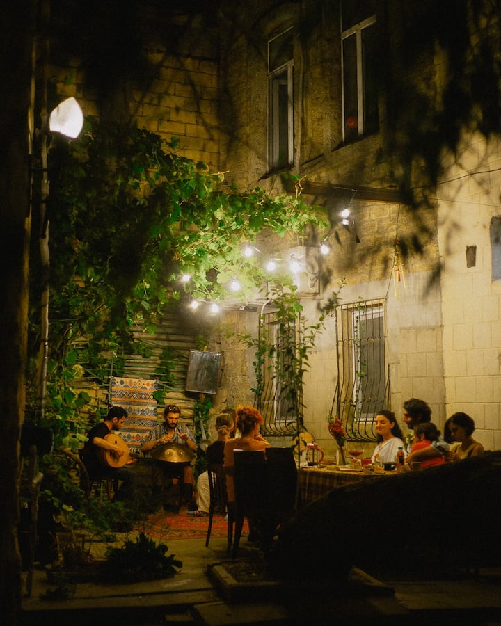 Kuoka mkate na chakula cha msimu na wanandoa wazuri