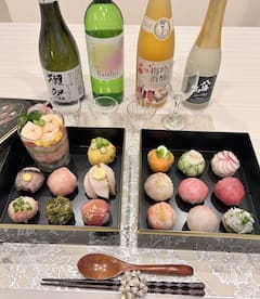 Prepara sushi con wagyu premium y atún en Yokohama