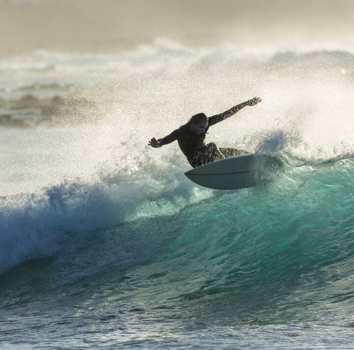 სერფინგის გაკვეთილი ფამარაში გამოცდილ ინსტრუქტორთან