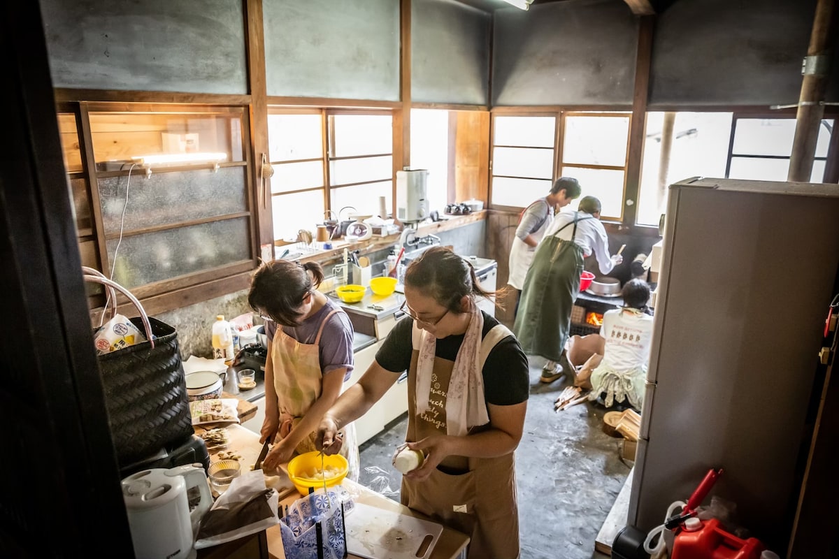 160-year-old traditional Japanese house, experience picking wild vegetables and cooking rice in a traditional Japanese cooking pot