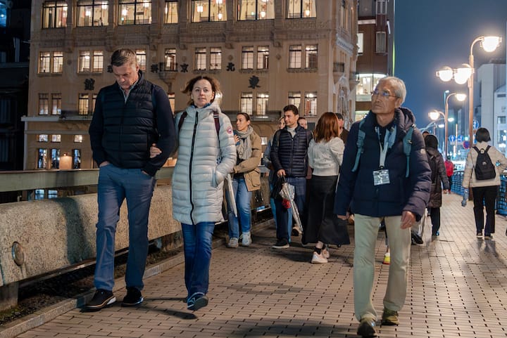 Разходете се по скрити алеи в квартал Гион през нощта