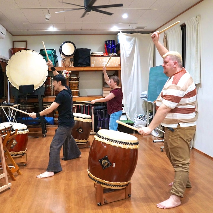 体でリズムを刻む和太鼓体験ー Mainland Japanese Taiko, Okinawa