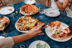 Pizza en una mano, vino natural en la otra