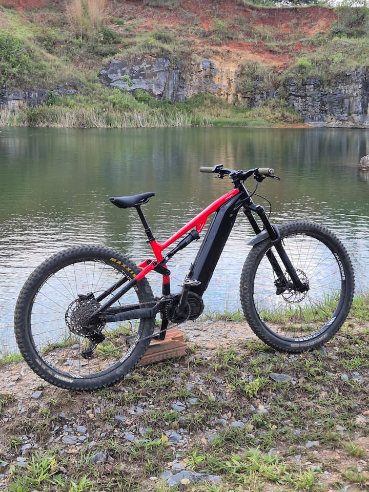 Ruta en bicicleta por cascadas y laguna secreta