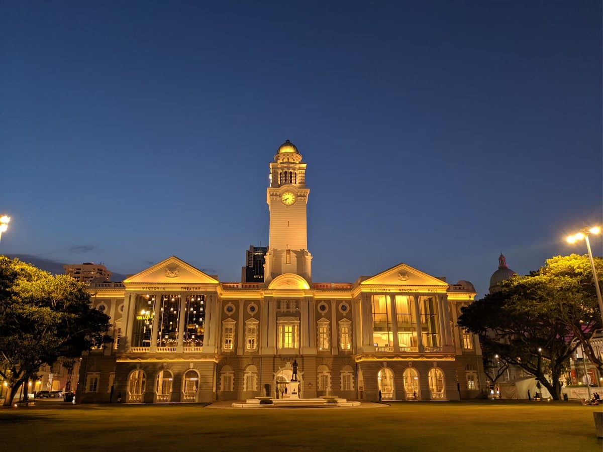 City of Contrast: A Night Walk Through Time