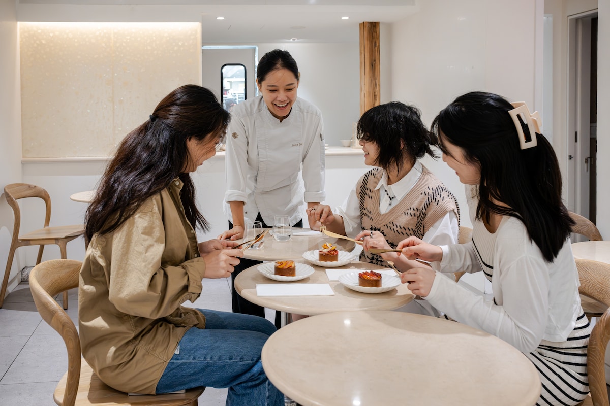 Bereite saisonale Obsttörtchen mit Eunji Lee von Lysée zu