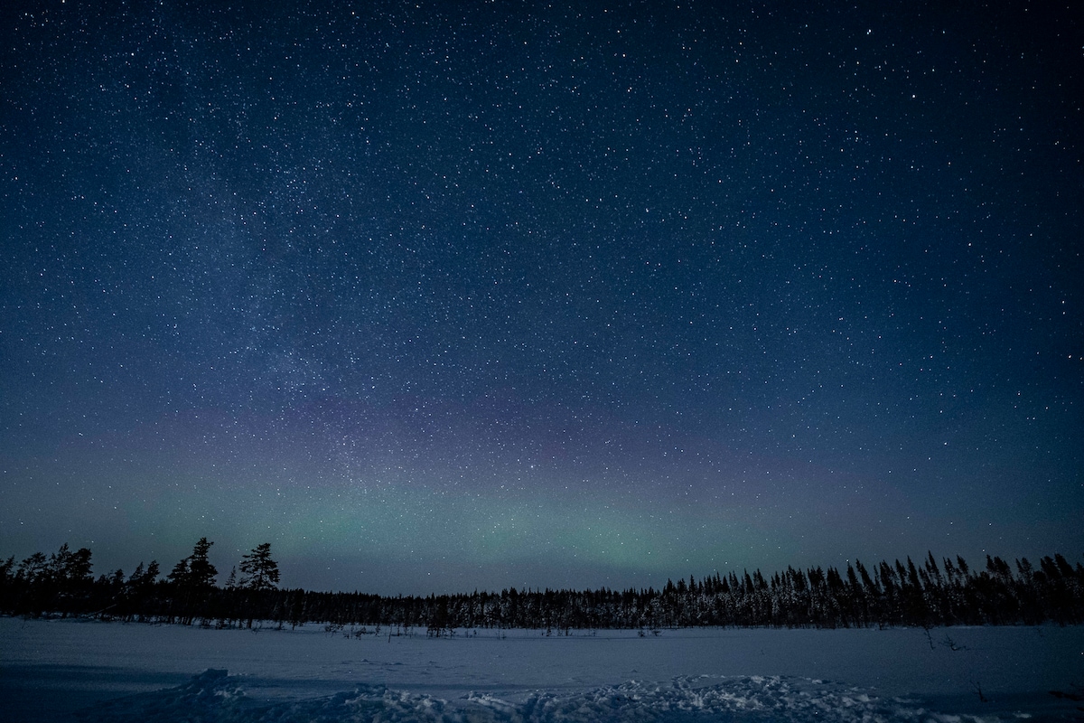 Aurora portraits & firelit stories in Lapland