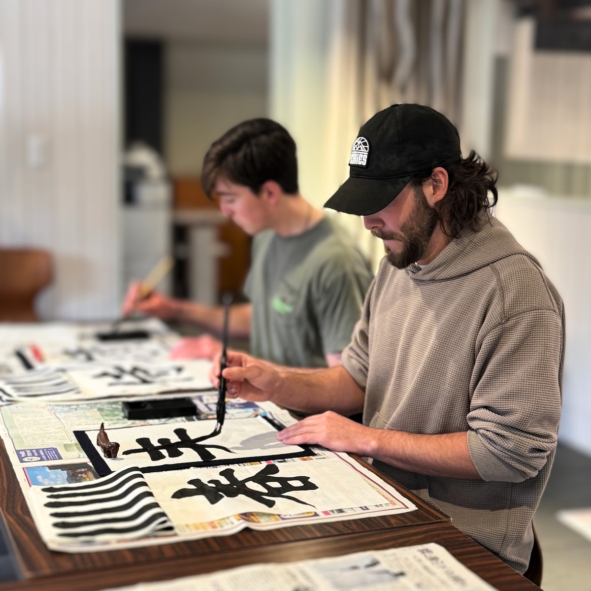 Experience authentic calligraphy with an experienced calligrapher in Hakodate. Create your own calligraphy art.