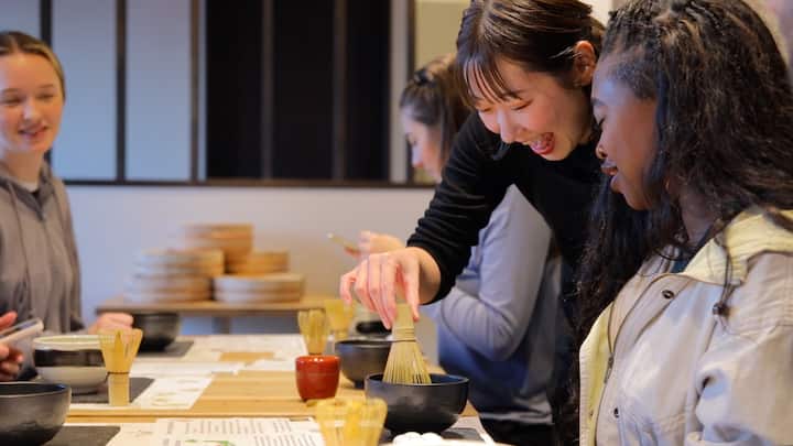 Clase de preparación de matcha en Osaka con 
dulces japoneses