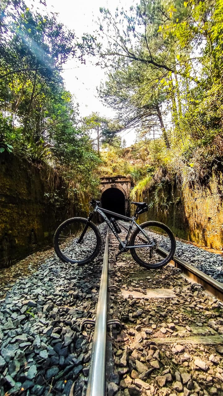 Pedalea hasta el túnel del tren