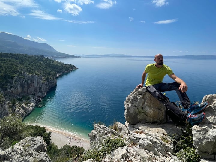თავგადასავალი დამალულ პლაჟზე — ლაშქრობა, ცურვა და კლდიდან ხტომა