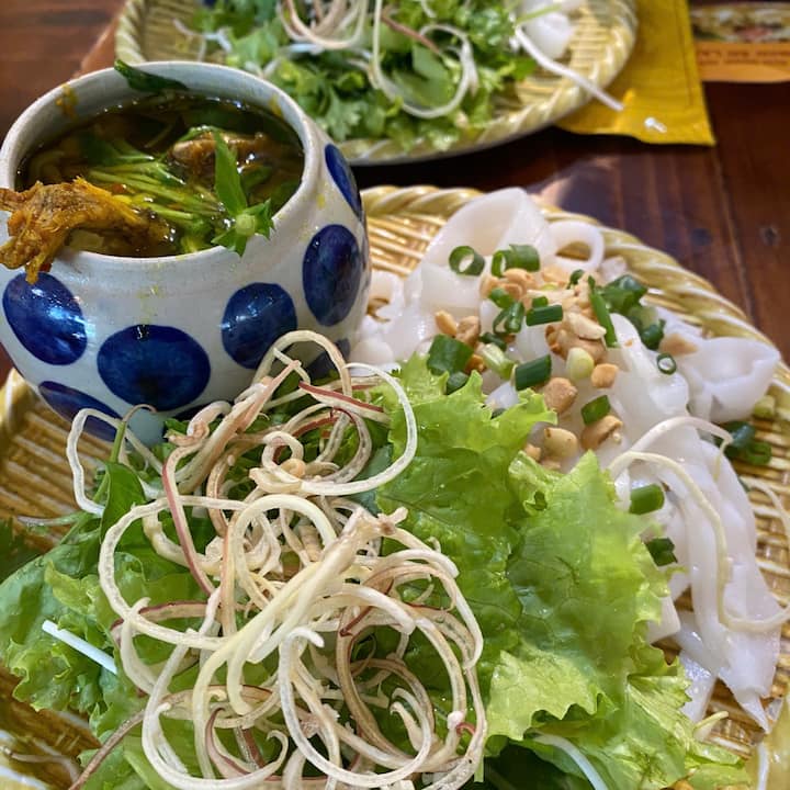 დააგემოვნეთ დანანგის კერძები ადგილობრივივით სკუტერით