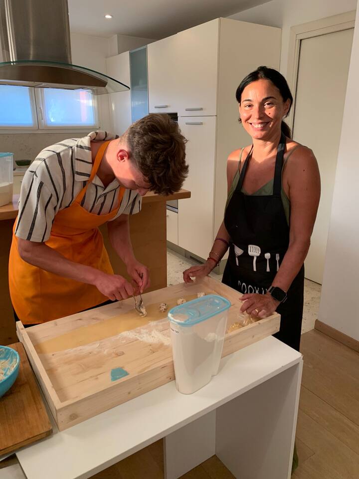 ხელნაკეთი პასტა იტალიური სახლის სამზარეულოში