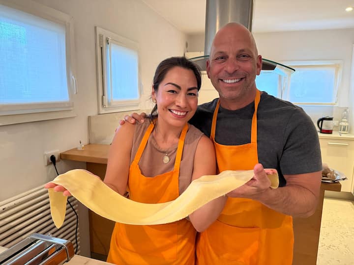 ხელნაკეთი პასტა იტალიური სახლის სამზარეულოში