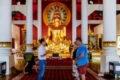 Recorre el templo de Wat Phra Singh con un exmonje