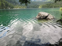 托维尔湖和岩石小径