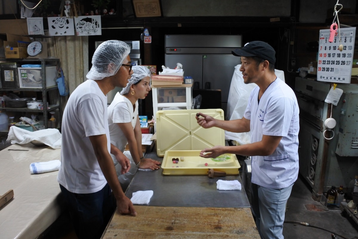 Make fresh confectionery and dorayaki at a long-established Japanese confectionery store