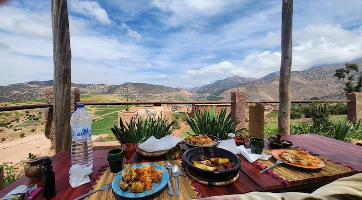 Частен тур из 5-те долини на Атлас 
Хранене в местен дом