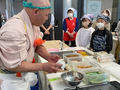 La hospitalidad del chef y la experiencia del nigiri
Experiencia de sushi. Disfrute de un menú de sushi.