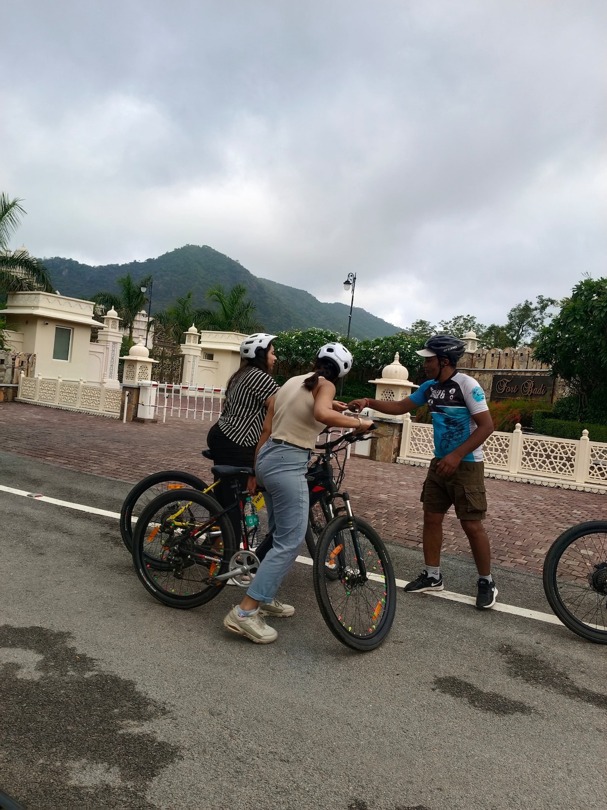 Udaipur countryside Bike Tour (E-bike optional)