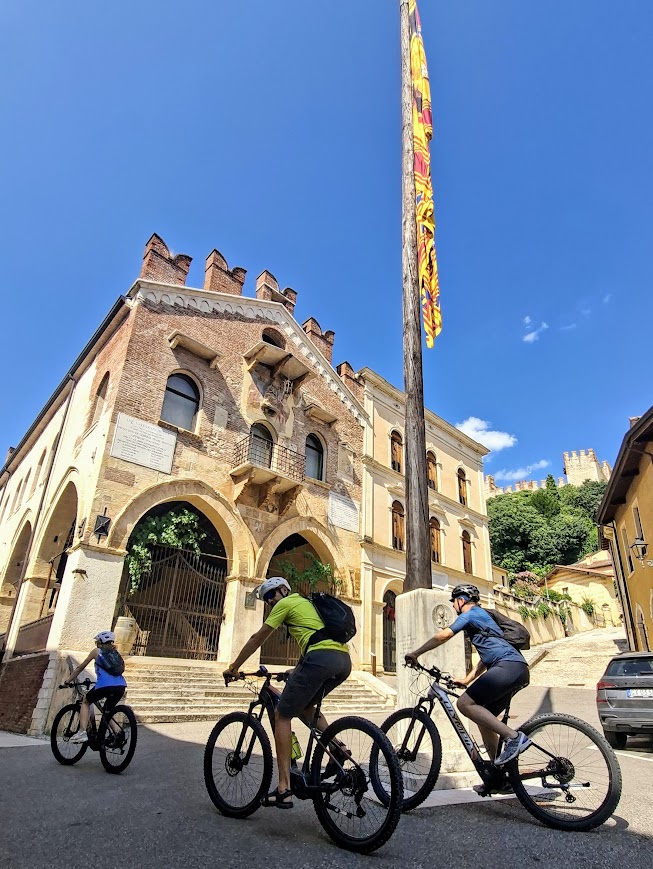 E-bike experience among hills and vineyards