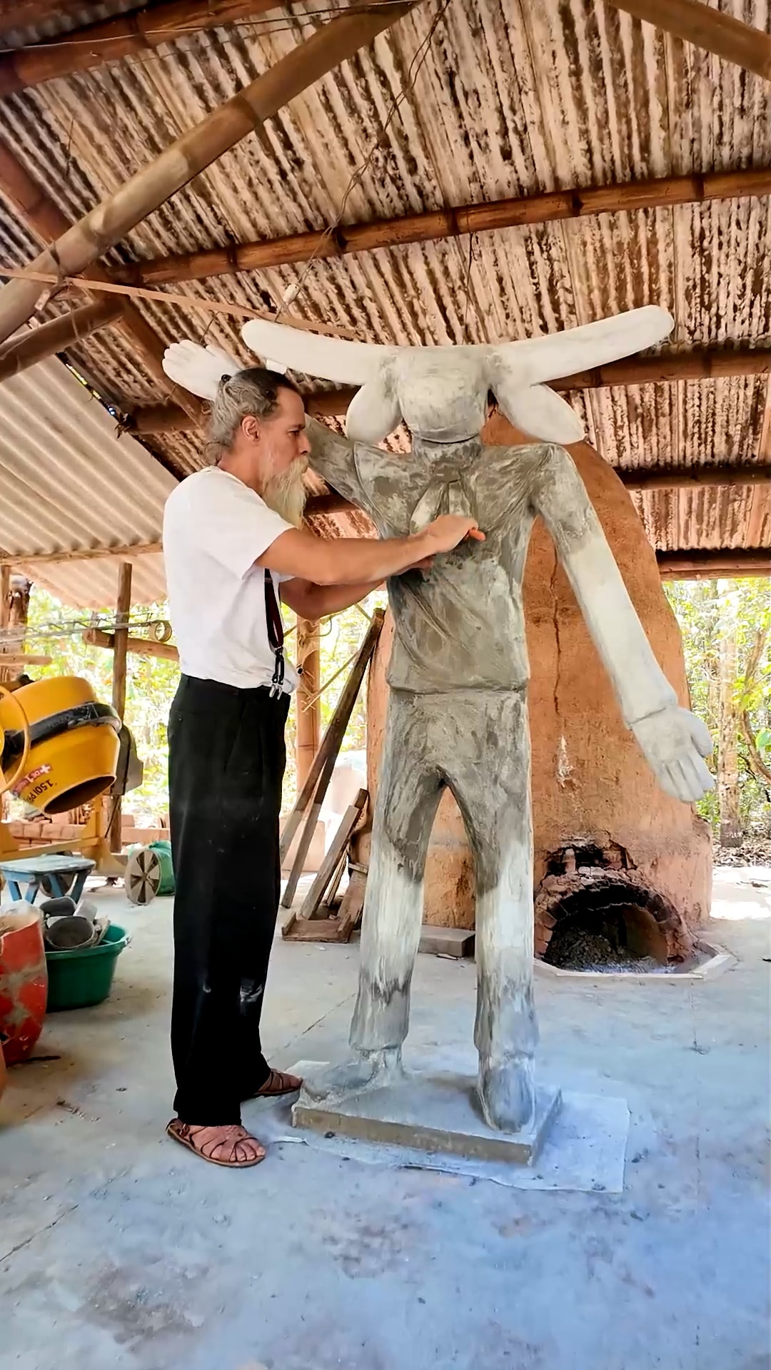 Pottery class in Pirenópolis with Alex Botega