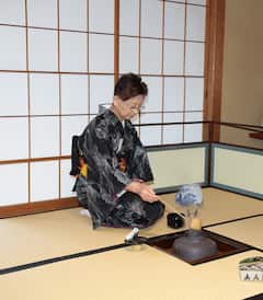 Experiencia de ceremonia del té al pie del monte Fuji
Prepara té con agua natural del monte Fuji