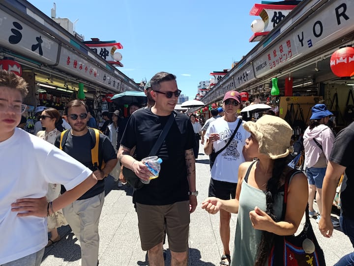 Paslėpta Asakusa su budistų pasakotoju