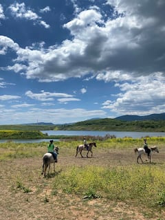 Descubre Karytaina a caballo
