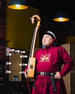 与传奇人物 Batzorig vaanchig 一起玩马笛