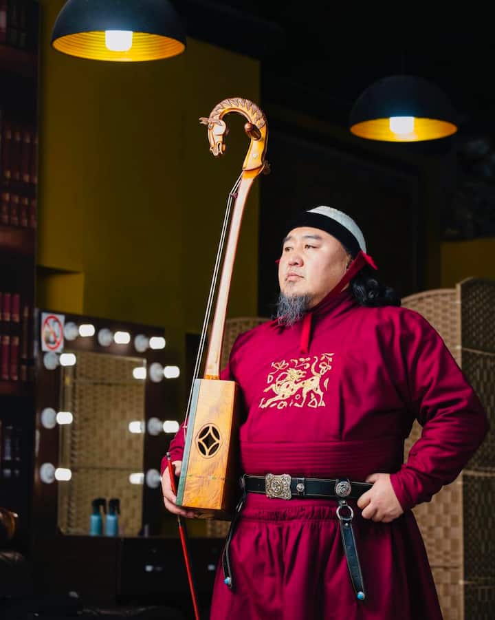 Toca el «horsefiddle» con la leyenda Batzorig vaanchig