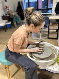 Experiencia de alfarería con artistas expertos