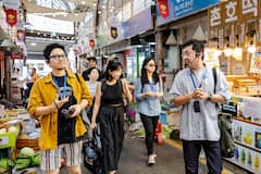 Descubre el encanto histórico de Seochon con un escritor