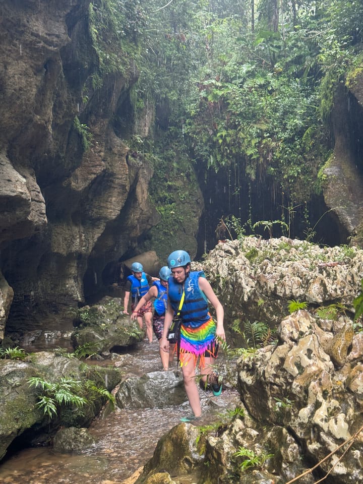 Речно катерене в пещерите Чарко Азул и Ареналес