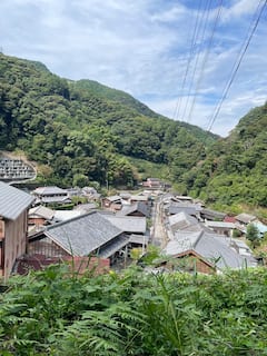 漫步在约250年前的村庄，感受日本的历史。
体验传统漆艺，制作纪念品筷子。