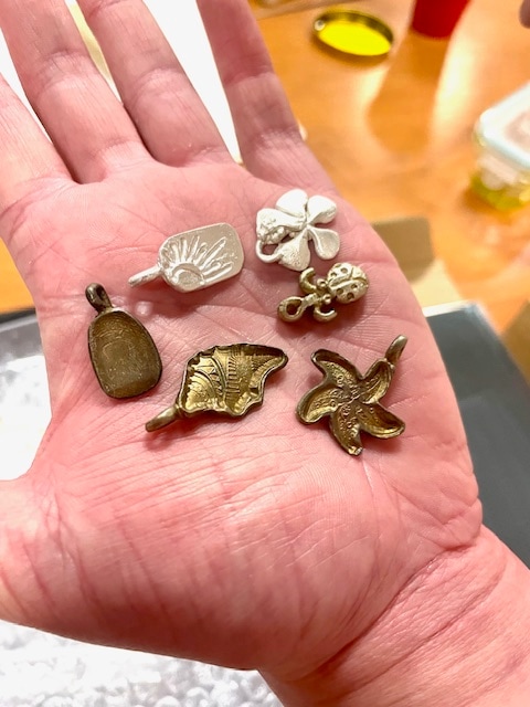 Design your own jewelry with an experienced artist