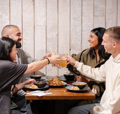 与 Simran Randhawa 一起享用晚餐，分享故事