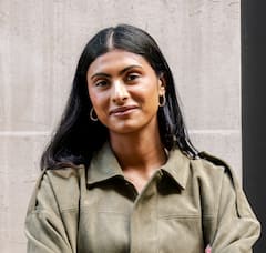 与 Simran Randhawa 一起享用晚餐，分享故事