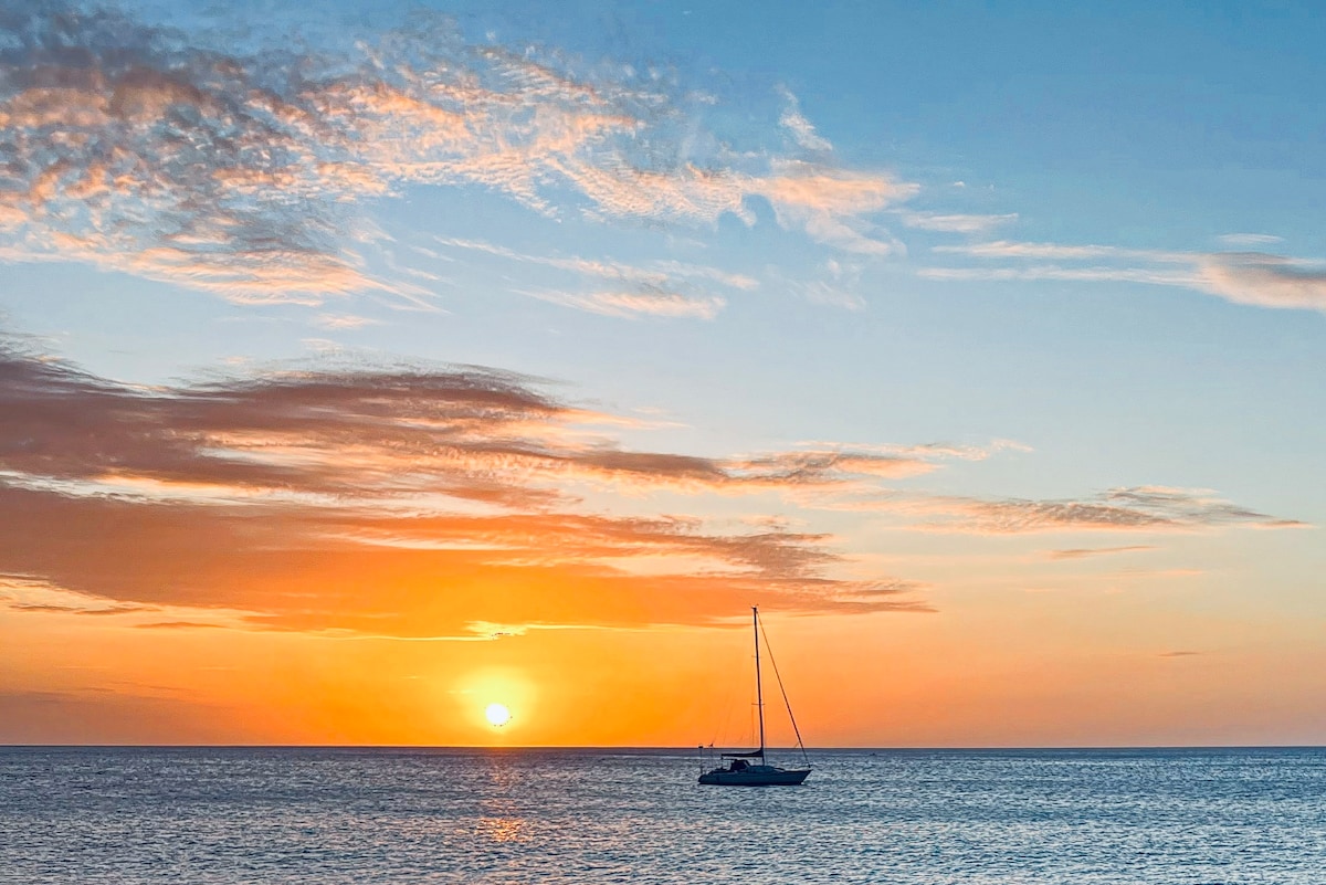Sail Waikiki on a luxury yacht at sunset