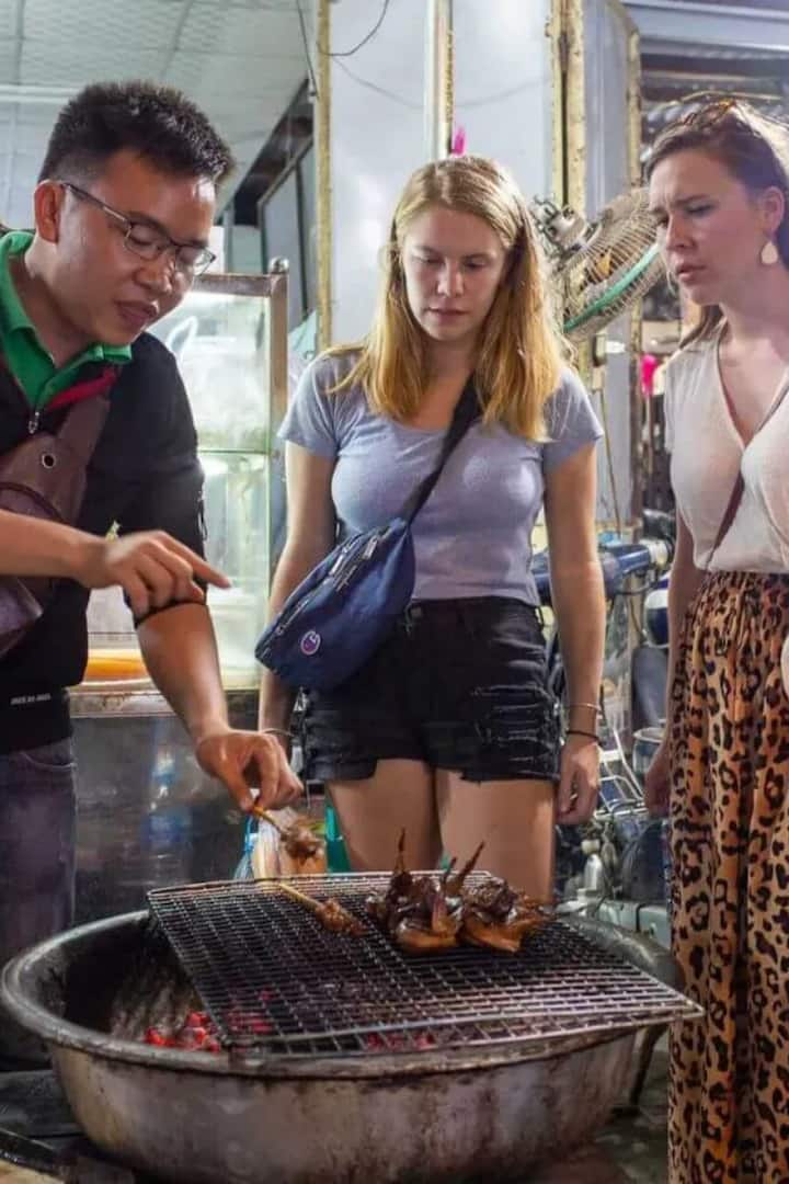 Направете нощна обиколка на уличната храна в Хой Ан