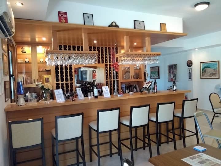 Обиколка на винарна в Монолитос и дегустация на вино